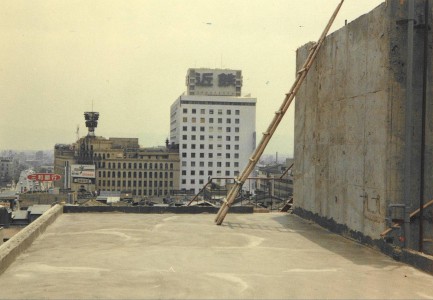 1970年屋上から近鉄ビルが見える